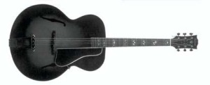 Gibson L7, modelo de 1937, já mostra uma caixa de ressonância grande (17 polegadas na parte inferior mais larga), com objetivo de garantir um volume de som condizente com as necessidades da época, já que então a guitarra elétrica ainda não podia ser considerada uma realidade. Fonte: A História da Guitarra - Parte 1: do Alaúde ao Violão  
